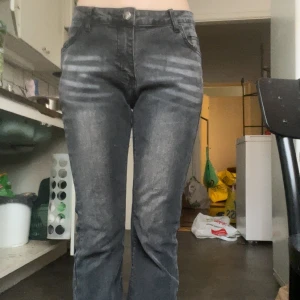 Svarta jeansbyxor från SHEIN - Säljer ett par svarta jeansbyxor från SHEIN i storlek L. Byxorna har bootcut passform, klassisk femficksdesign och utsvängda ben. 