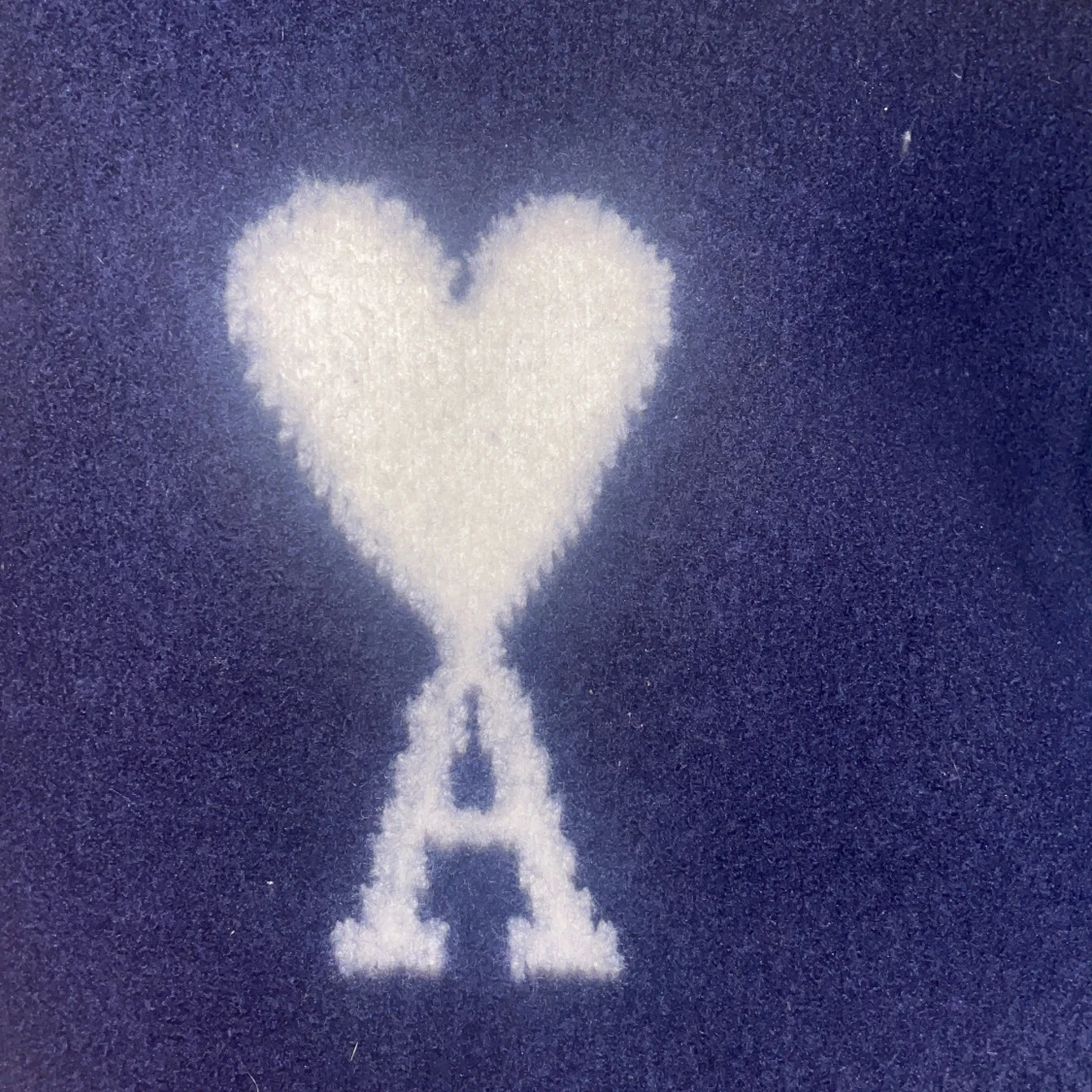 Mörkblå stickad tröja med hjärta från Ami - 4