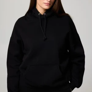 Svart hoodie med ficka - En klassisk svart hoodie med huva och dragsko samt en stor magficka framtill. Första bilden är inte min!!  Det går att diskutera priset❣️❣️