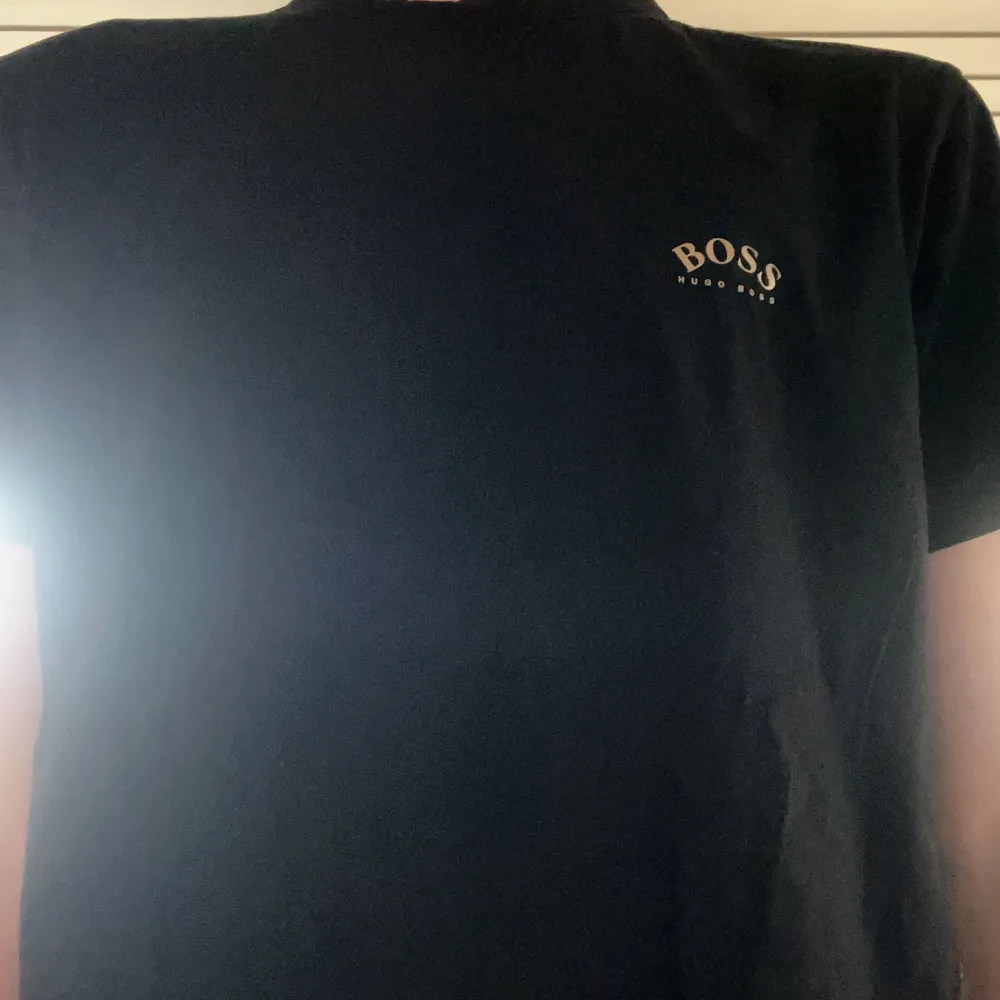 SĂ€ljer nu min svarta Hugo boss T-shirt. Skick 9/10. Storlek M. Skriv vid minsta fundering đđđ». T-paidat.