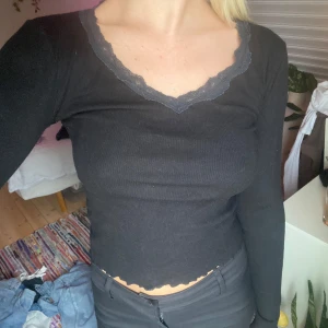 svart långärmad med spetskant - superfin passar allt från xs till m 