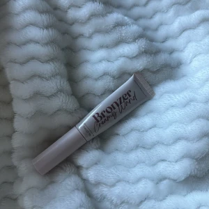 Bronzer Creamy Wand från Makeup Mekka - Säljer en Bronzer Creamy Wand från Makeup Mekka i färgen Shady Brown. Tuben är smidig och lätt att applicera med, perfekt för att skapa en naturlig solkysst look. Innehåller 12 ml och har en mjuk, krämig formula. Har använt max 2 gånger och nypriset är 139kr 