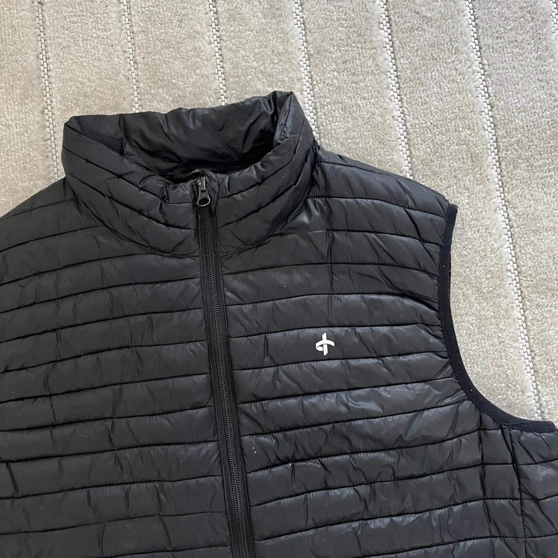 Svart dunväst med dragkedja - 2