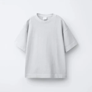 Vit oversized t-shirt - Säljer en oversized t-shirt från Zara. Materialet är perfekt och den ligger i bra kondition. 