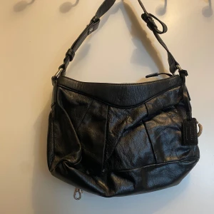 Svart axelväska äkta skinn Eco  - Säljer en svart axelväska i äkta skinn från Eco! Den är i helt ny skick i äkta skin den är från Eco