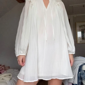Studentklänning  - Vit miniklänning som jag använd på min student. Inga tecken på användning och väldigt luftig k materialet. Inte genomskinlig och jag är 175 cm som referens 