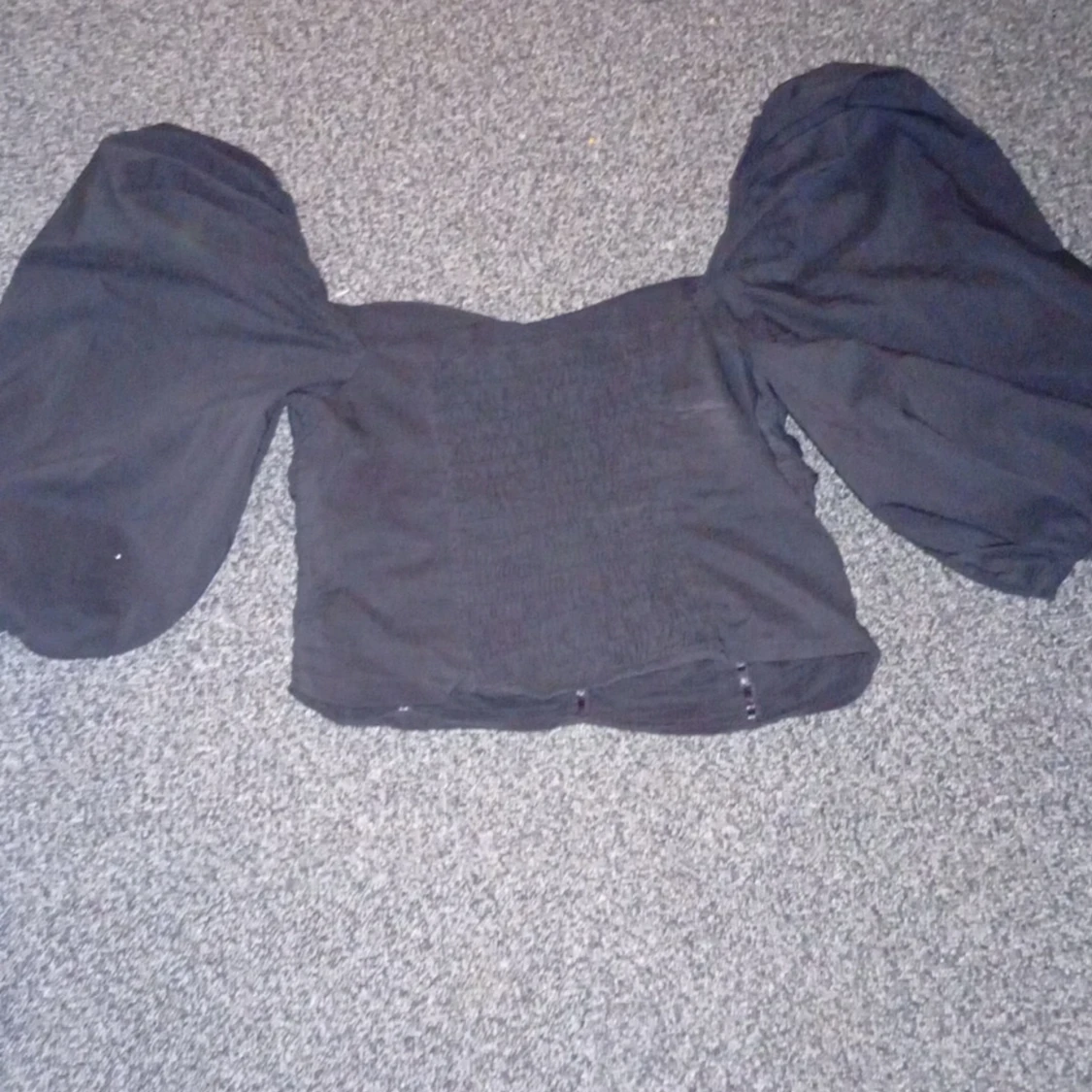 Svart topp med puffärmar - 1