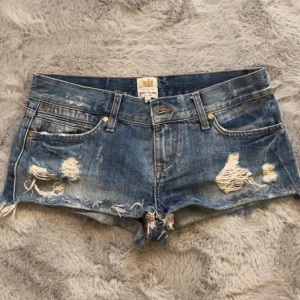Lågmidjade jeans shorts - Lågmidjade jeans shorts med slitningar i bra skick. Midjemått tvärs över: 39/40cm💖