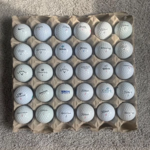 Fina Blandade golfbollar i olika märken  - Säljer ett paket med 30 blandade golfbollar från olika märken som Titleist, Wilson, Srixon, Top Flite, Callaway och fler. Perfekt för dig som vill fylla på golfbagen med olika bollar. Pris är förhandlingsbart 