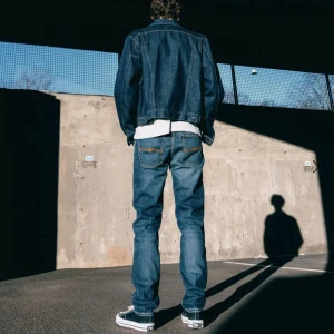 Blå jeans från Nudie Jeans - Modellen ” Lean Dean Troubled sea” från Nudie Jeans                                                                                   Storlek 30, längd 34💕                                                     Ordinarie pris 1600kr 