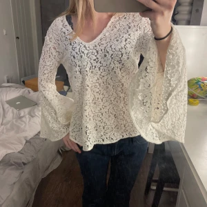 spets topp med vida armar - sååå perfekt spetstopp från zara med vida armar☺️💕