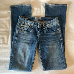 Ltb lågmidjade jeans - Från Ltb, använda men i bra skick! Har klippt hål på insidan vid midjan (bild 3) så att man kan dra ett snöre igenom som ett ”skärp” typ. Midjemått 35cm tvärs över, men de är stretchiga. Storlek W24 L32