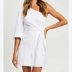 Vit klänning - Säljer denna super fina vita klänningen, passar perfekt till studenten🤍🤍🤍 Aldrig använd och har lappar kvar