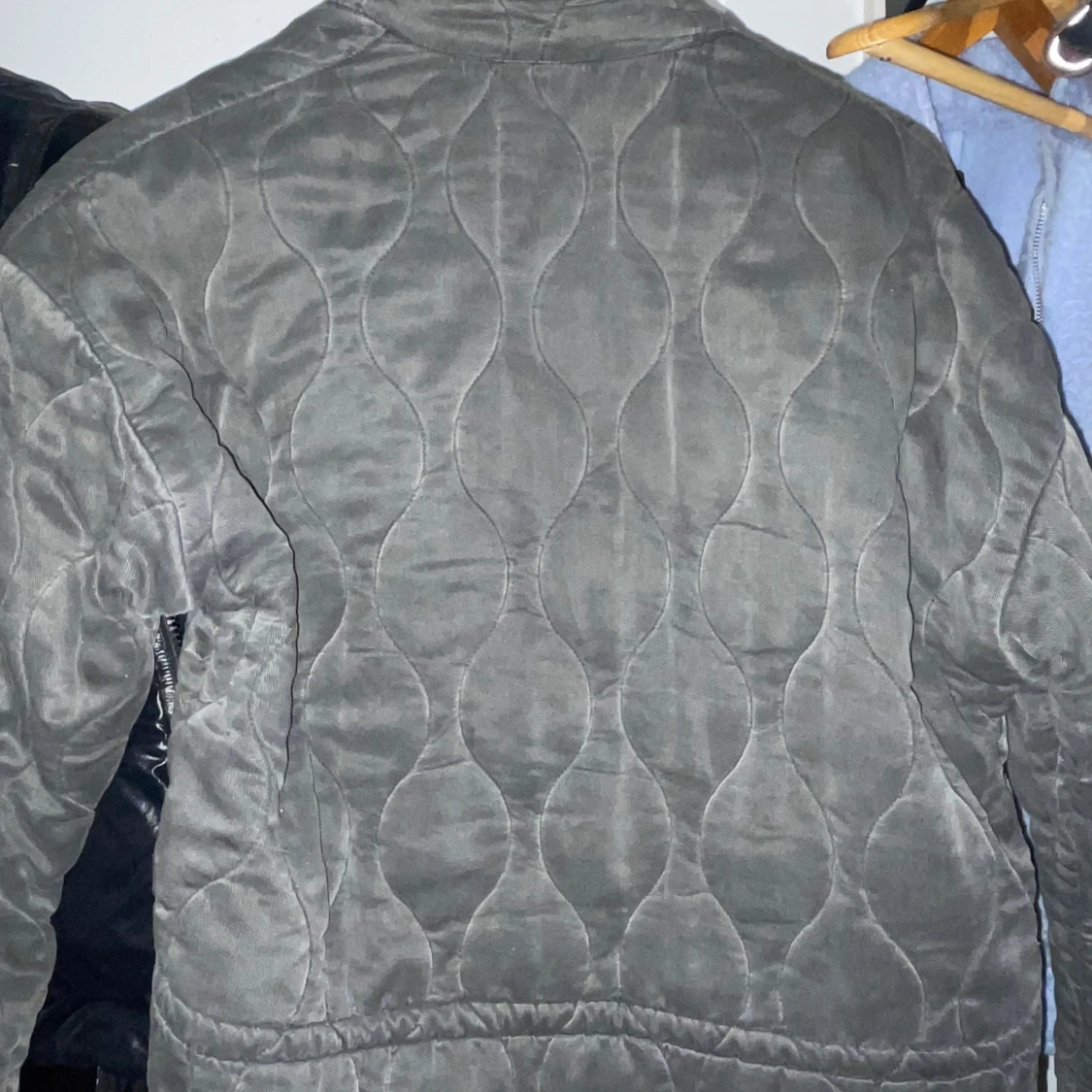 Grå quiltad jacka från Zara - 2