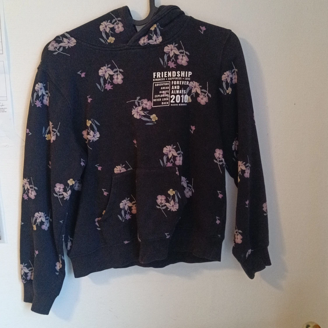 Svart hoodie med blommigt mönster från H&M