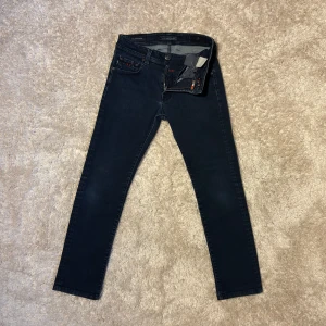 Tramarossa jeans  - Tramarossa jeans i mörkblått. Väldigt snygga italienska jeans med inga defekter. Nypris 5579kr. Korta och dessutom perfekta för sommaren.