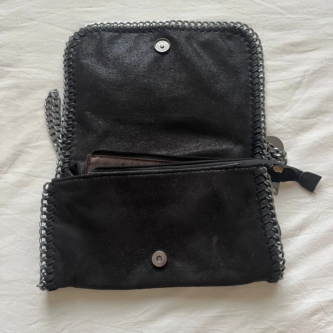 Svart axelväska med kedjedetaljer - 1