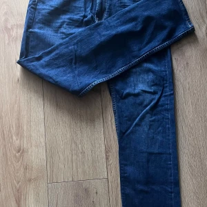  jeans - Säljer ett par klassiska mörkblå jeans från Dressmann. De är i mycket bra skicka och är i regular fit. Om ni har några frågar är det bara att höra av dig!🤗