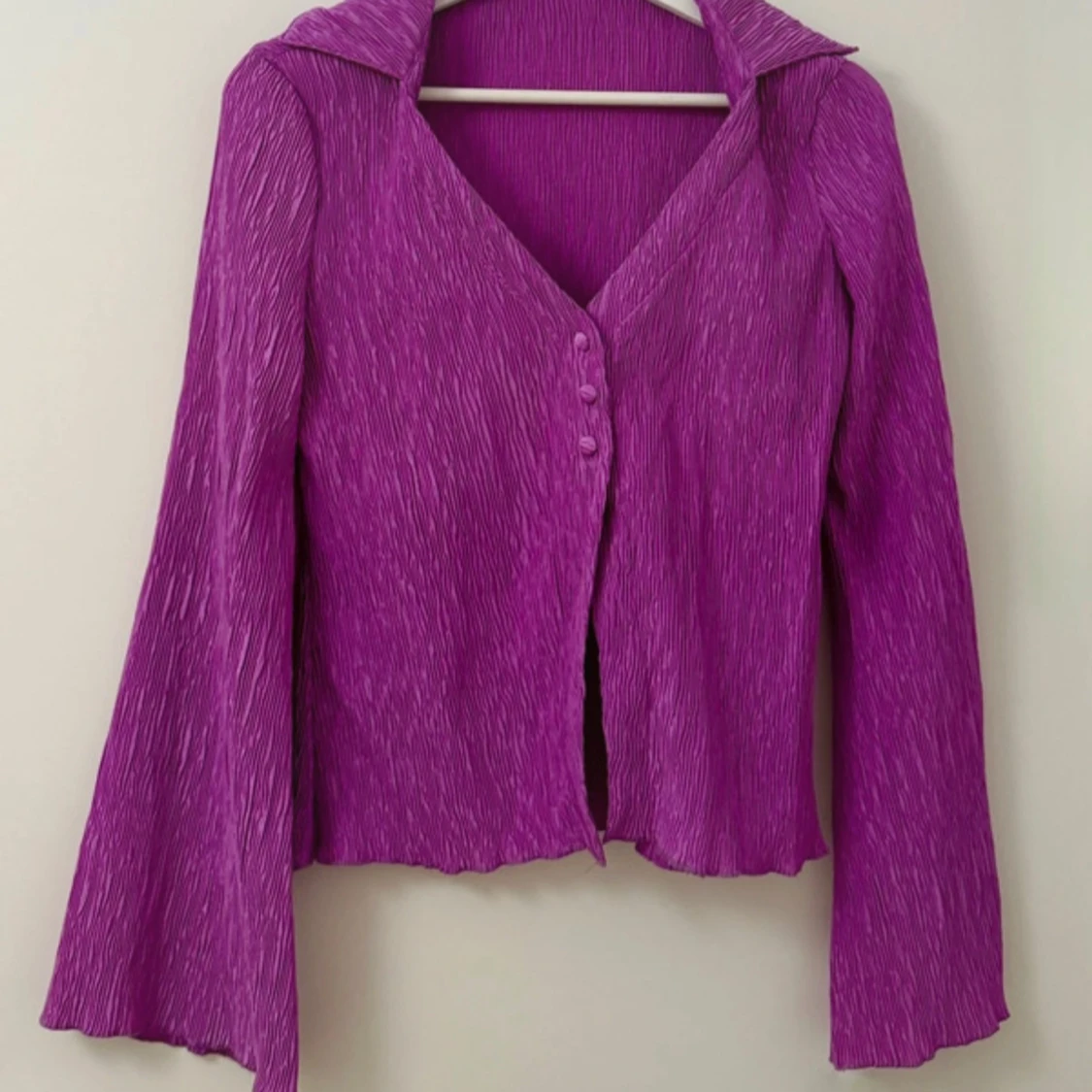 Lila plisserad kofta med v-ringning