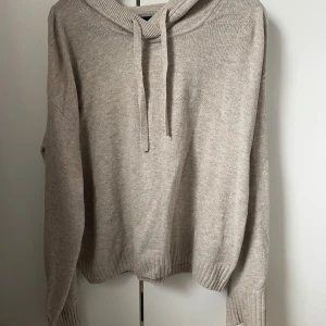 Stickad hoodie  - Stickad hoodie från GAP. Har luva, inga defekter