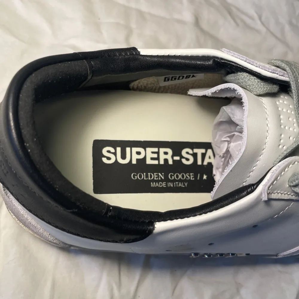 Golden Goose Superstar sneakers i super bra skick. Låda och påse ingår vid köp. Storlek 41, men passar även 42. Priset är ej hugget i sten. Hör av er vid minsta lilla fråga!. Kengät.