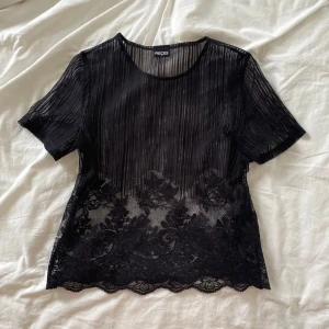 Snygg spets T-shirt/blus - Skitsnygg spetstopp som passar till allt! Den har ett hål på ena sidan men det märks inte alls av. Den är i storlek M men passar även fint om man har mindre storlekar (jag brukar ha xs men den är ändå snygg på) Kan absolut tänka mig att sänka priset vid snabb affär! 