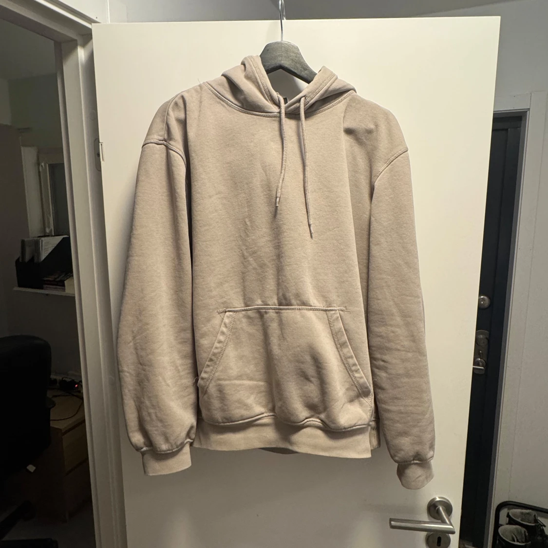 Beige hoodie med ficka