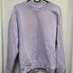 Ljuslila sweatshirt från Monki - Säljer en basic ljuslila sweatshirt från Monki i storlek XS. Tröjan har rund halsringning, långa ärmar och är tillverkad i mjuk bomull. Perfekt för en avslappnad och stilren look.