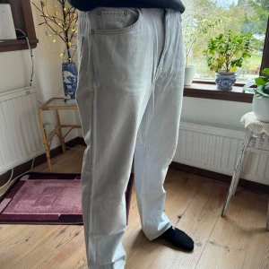 Ljusgrå raka jeans - Säljer ett par ljusgrå jeans med raka ben. Modellen är 185 cm lång☺️🫶🏽 vid intresse hör av er 