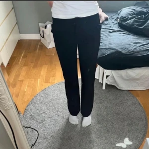 Svarta kostymbyxor i st S/xs - Säljer ett par  svarta kostymbyxor i storlek S/xs från vero Moda, i väldigt bra skick och använd endast fåtal gånger, skriv vid fler frågor eller bilder och priset går att diskutera!!💗💗💗