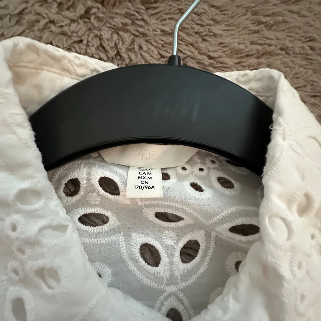 Vit broderad blus från H&M - 2