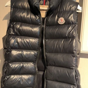 Moncler Väst - Dunväst från moncler i storlek XS