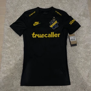 AIK 2025 MATCHTRÖJA - Säljer nu denna sprillans nya match tröja från säsongen 2025, med Tchychosen på ryggen. Tröjan är helt ny och är aldrig använd och är köpt för 1500 kr, säljer den endast då den var för liten och att den inte går att lämna tillbaka enligt AIK shopens Policy. Kvitto och påse från AIK shopen medföljer🖤💛