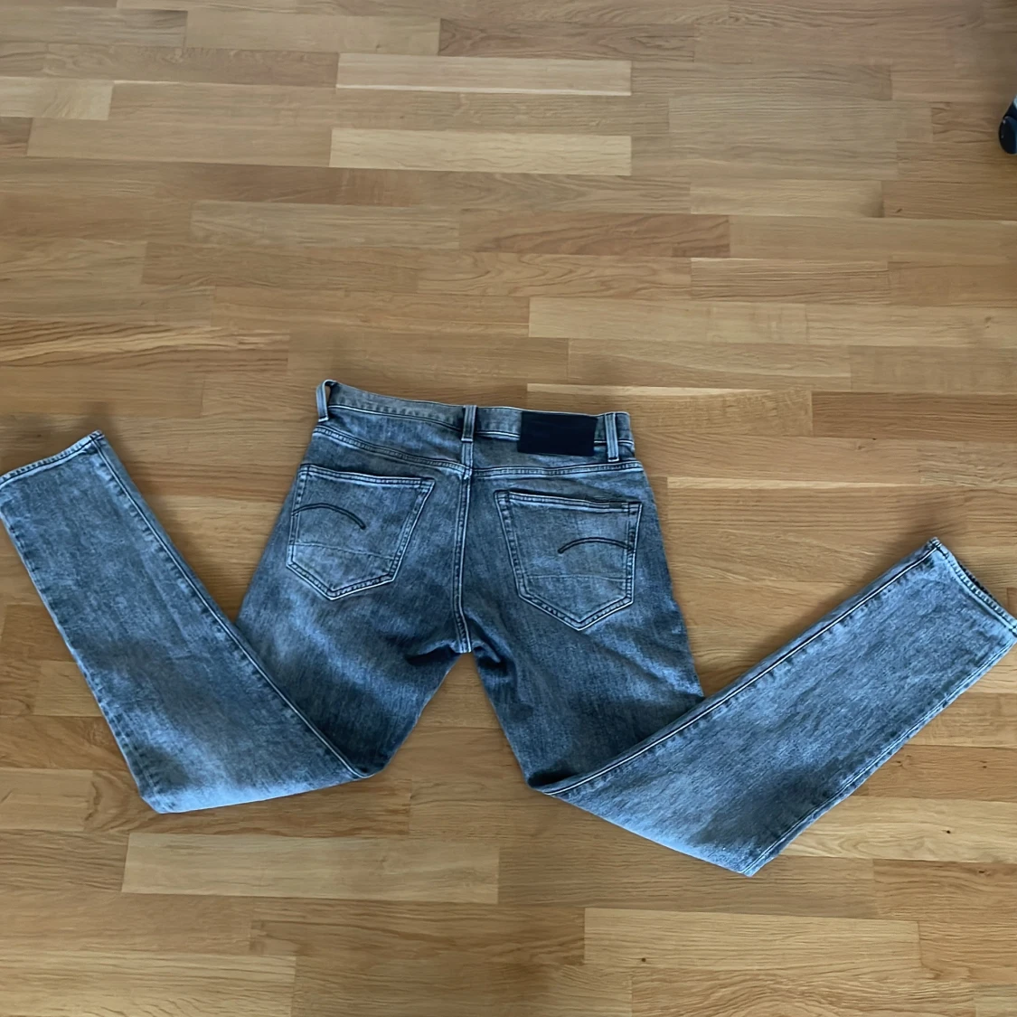 Grå tvättade jeans - 2