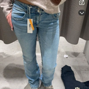 Ljusblå jeansbyxor från Gina tricot  - Säljer ett par skit snygga jeans från Gina! Älskar de men kommer it till användning!💗Skriv för frågor! 