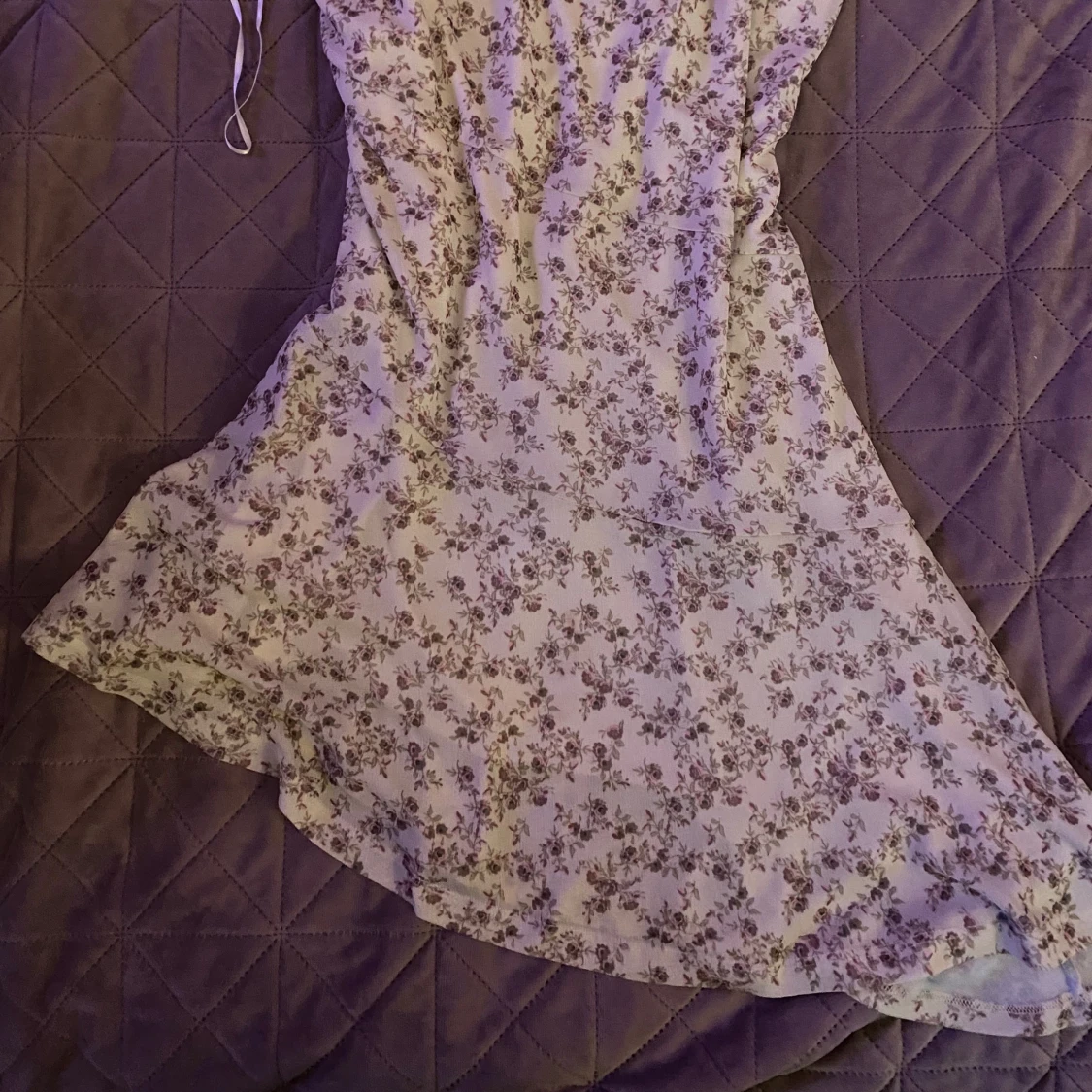 Blommig sommarklänning med smala axelband - 1