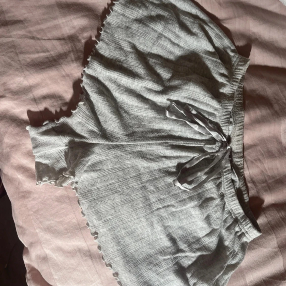 Grå ribbade shorts med knytband