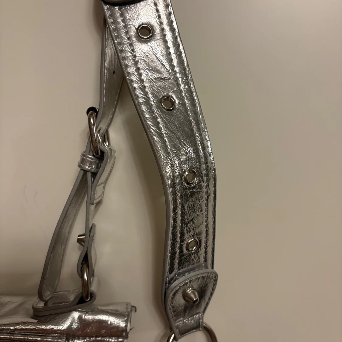 Silver axelväska från Gina Tricot - 2