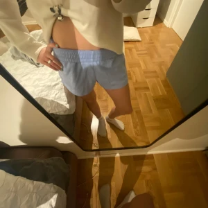 3-pack mjuka shorts i bomull - Säljer nu 3 par jätte sköna mjukis shorts i färgerna vitt, ljusblått och grått!!💘 Alla shortsen är från gina tricot och är i storlek xs!!💘 Dem är perfekta för en avslappnande look💘 Shortsen är använda men har inga defekter då den har tagits hand om väl💘😚 1 par kostar 15, 3 par kostar 30!! 💘