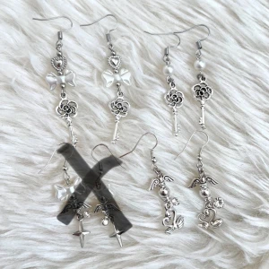 Örhängen  - Handgjorde örhängen, 3 för 99 eller 1 för 40 🎀 använd gärna köp nu! Frakt med frimärke: 22kr 💕