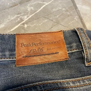 Blå jeans från Peak Performance - Säljer ett par klassiska blå jeans från Peak Performance i Slim fit. Mitt pris ligger på 400 MEN priset är inte hugget i sten. Hör bara av er vid minsta bekymmer/fråga!