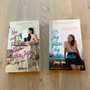 Nu och för alltid, Lara Jean & P.S. Jag gillar dig fortfarande - Två ungdomsromaner av Jenny Han: 'Nu och för alltid, Lara Jean' med lila omslag och 'P.S. Jag gillar dig fortfarande' med blått omslag. Båda böckerna är på svenska och tillhör serien om Lara Jean. Perfekta för dig som gillar romantik och coming-of-age.