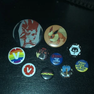 Blandade pins - Säljer lite pins jag inte använder, 5 spänn styck eller 40 för alla 👍