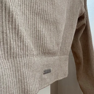 Träningströja från aim’n  - Beige croppad träningströja ifrån aim’n i ett ribbat material✨✨