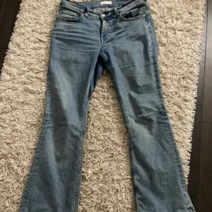 Blå bootcut jeans från gina Perfect Jeans - Säljer ett par klassiska blå bootcut jeans från Gina, Perfect Jeans. Jeansen har normal passform. Längden är perfekt för mig som är ca 160 cm.