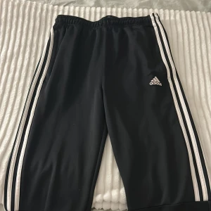 Adidas’s byxor - Säljer ett par Adidasbyxor, osäker på storleken (bild 2?) men skulle gissa på S/M