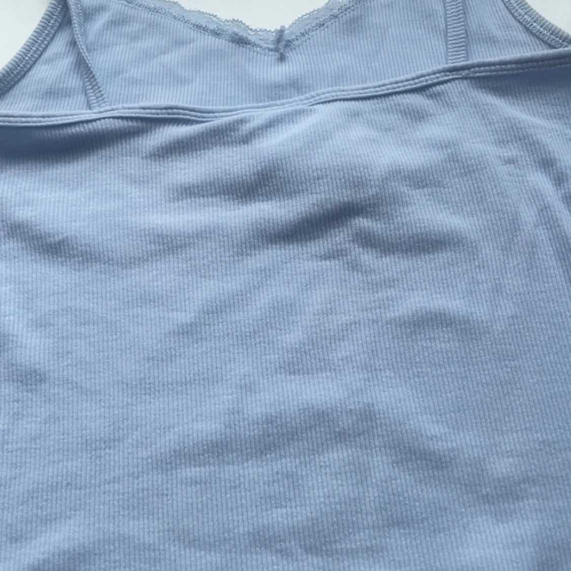 Ljusblå ribbad linnetopp med spets - 3
