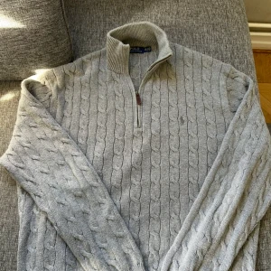Grå kabelstickad halvzip-tröja från Polo Ralph Lauren - Hjälper min kille att sälja hans grå stickade tröja med dragkedja från Ralph Lauren i storlek XXL men passar en som är xl till L.