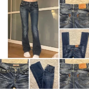 Lågmidjade bootcut jeans - Super fina jeans från fornania, lite små detaljer vid bakfickorna. Säljer pga de är alldeles för små för mig, första bilden är lånad från förra ägaren. Midjemått tvärs över: 35-37cm, innerben: 82cm. Knappen är lite lös men går bara av om man rycker hårt, ska försöka sy dit den om det går. Är 167cm och dom sitter bra i längden. ❤️