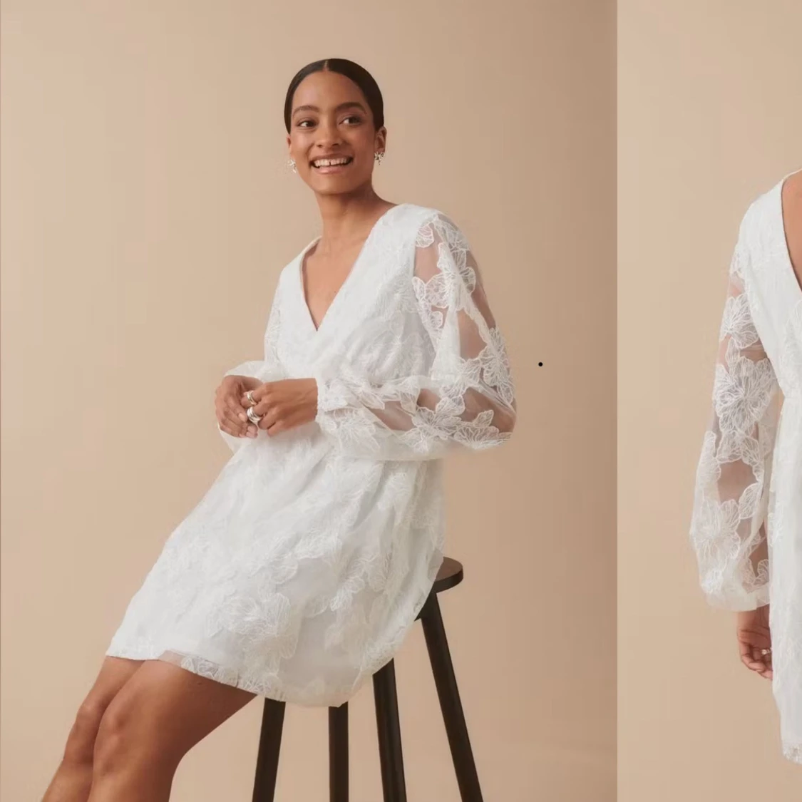 Vit spetsklänning med v-ringning och långa ärmar